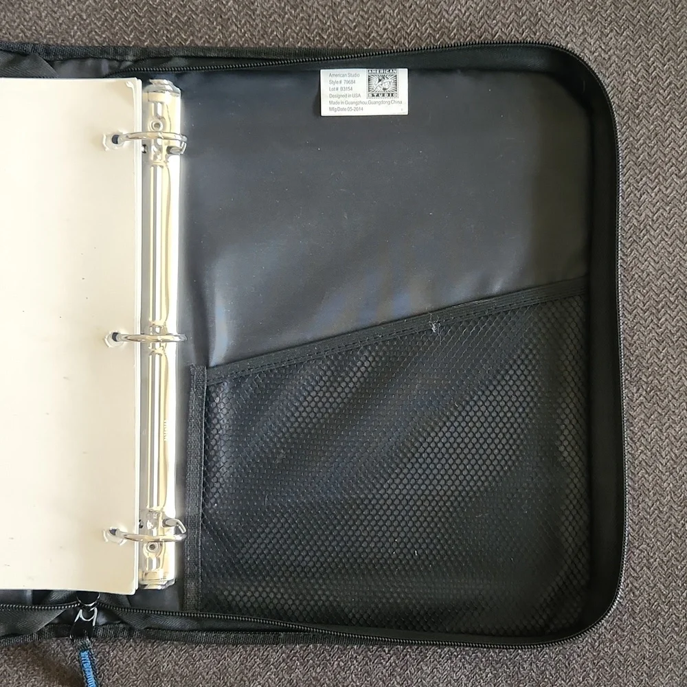 Tech Gear Light blue/black zipper binder with handle. One size.